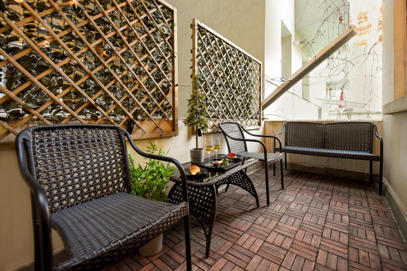 Chic Near Universitate Square - Your Ideal In